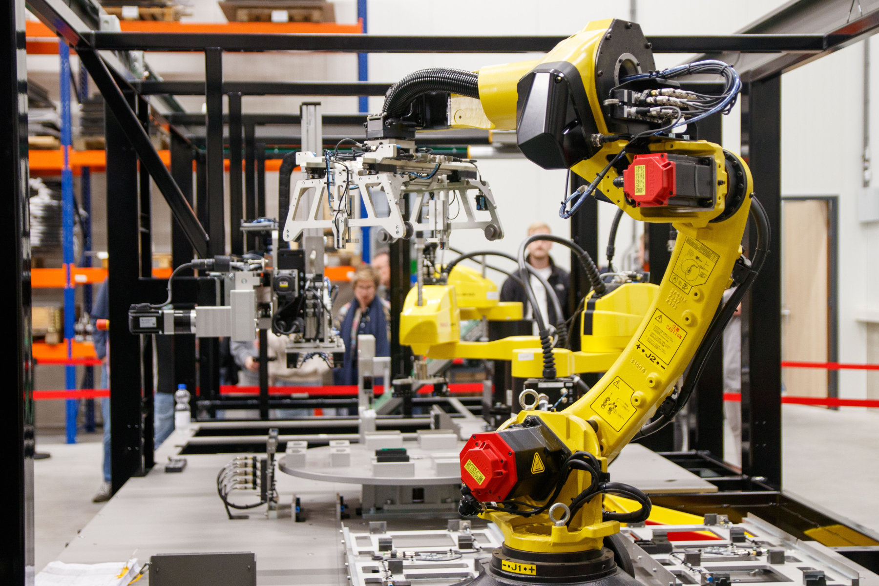 Braço robótico industrial em linha de produção automatizada